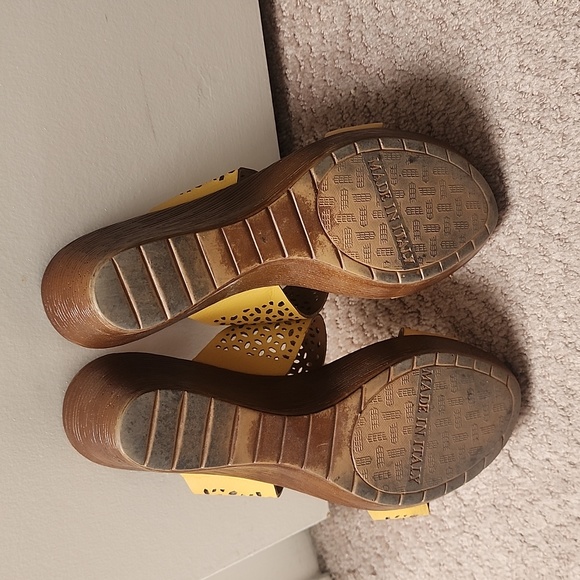 Women's Size 8 1/2 Yellow Comfy Wedge Sandals Made In Italy - Picture 4 of 7